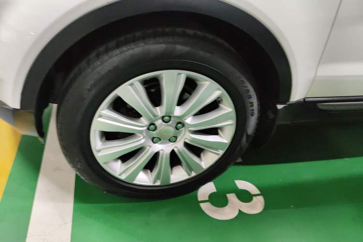 Used Land Rover Range Evoque 2015 2.0T Five-Door Zhiyao Edition Left Front Wheel Hub