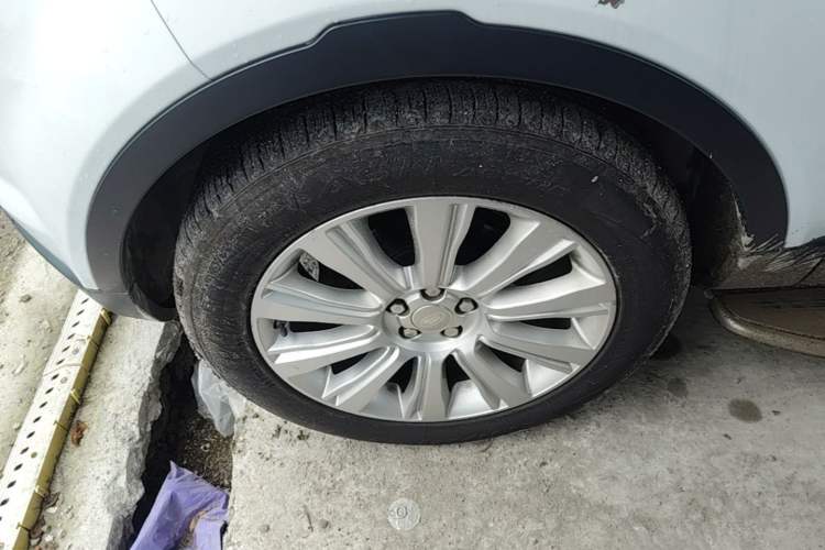 Used Land Rover Range Evoque 2015 2.0T Five-Door Zhiyao Edition Left Front Wheel Hub