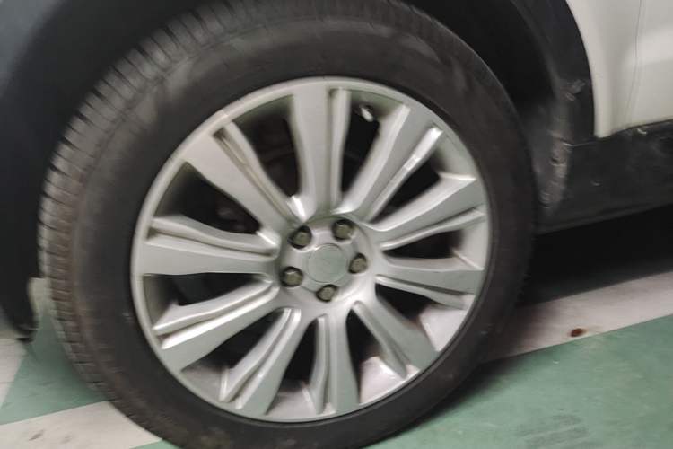 Used Land Rover Range Evoque 2015 2.0T Five-Door Zhiyao Edition Left Front Wheel Hub