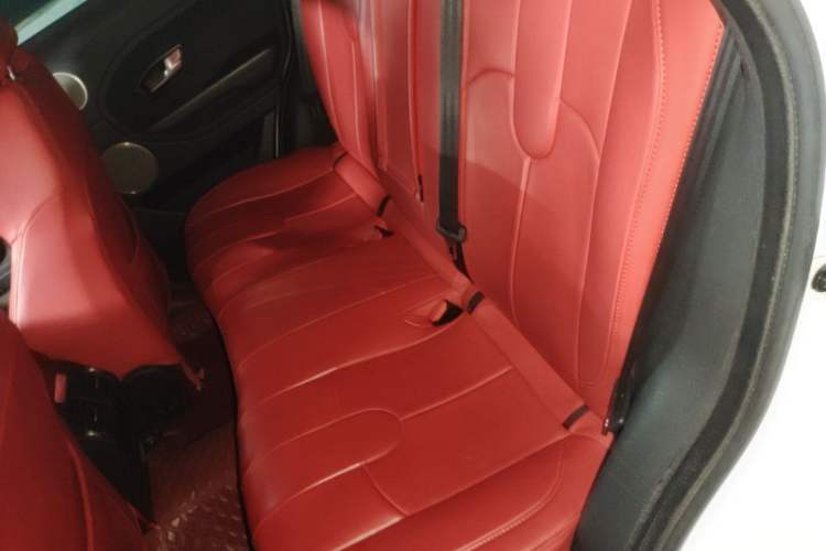 Used Land Rover Range Evoque 2015 2.0T Five-Door Zhiyao Edition Left Rear Seat