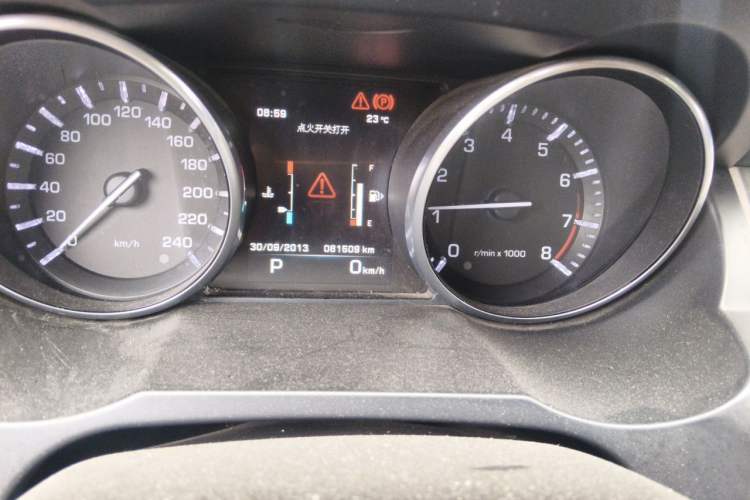 Used Land Rover Range Evoque 2015 2.0T Five-Door Zhiyao Edition Odometer Close Up