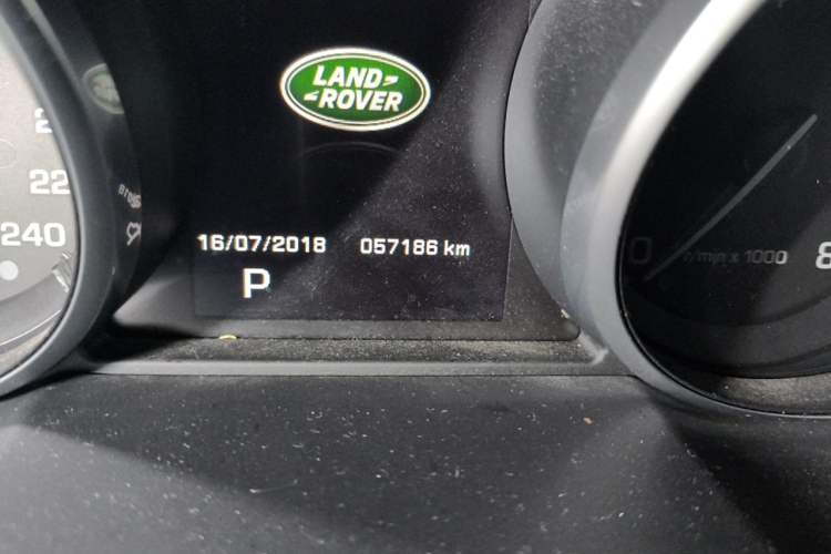 Used Land Rover Range Evoque 2015 2.0T Five-Door Zhiyao Edition Odometer Close Up