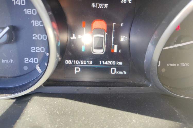 Used Land Rover Range Evoque 2015 2.0T Five-Door Zhiyao Edition Odometer Close Up