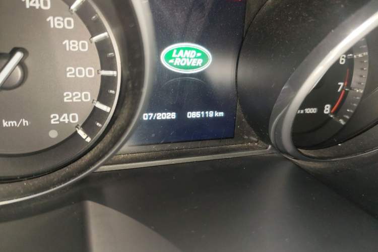 Used Land Rover Range Evoque 2015 2.0T Five-Door Zhiyao Edition Odometer Close Up