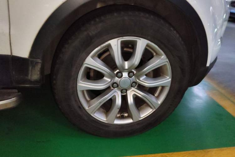 Used Land Rover Range Evoque 2015 2.0T Five-Door Fashion Edition Right Front Wheel Hub