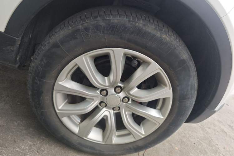 Used Land Rover Range Evoque 2015 2.0T Five-Door Fashion Edition Right Front Wheel Hub