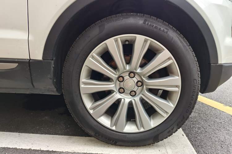 Used Land Rover Range Evoque 2015 2.0T Five-Door Zhiyao Edition Right Front Wheel Hub
