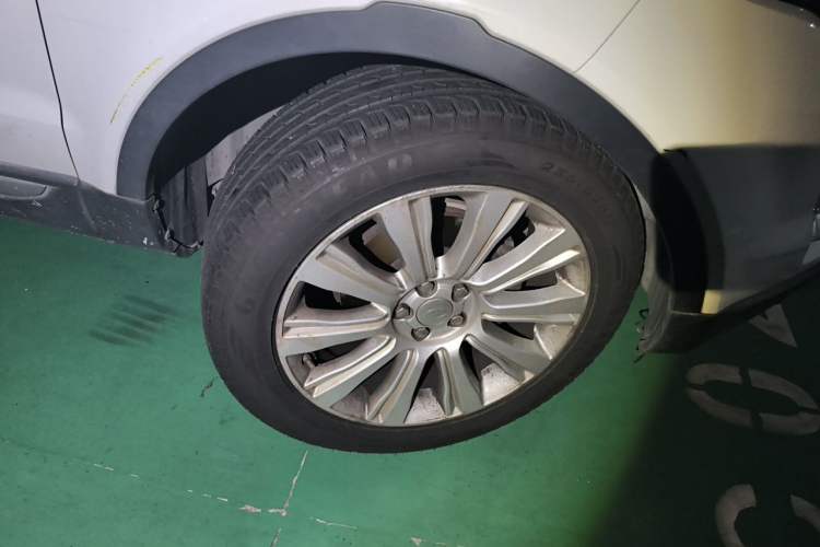 Used Land Rover Range Evoque 2015 2.0T Five-Door Zhiyao Edition Right Front Wheel Hub