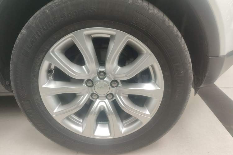 Used Land Rover Range Evoque 2015 2.0T Five-Door Fashion Edition Right Front Wheel Hub