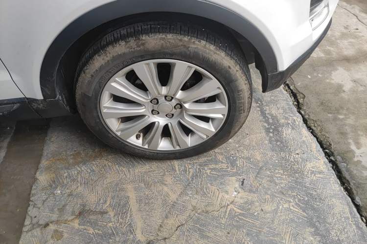 Used Land Rover Range Evoque 2015 2.0T Five-Door Zhiyao Edition Right Front Wheel Hub