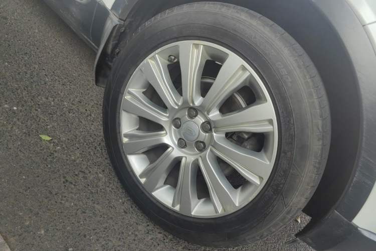 Used Land Rover Range Evoque 2015 2.0T Five-Door Fashion Edition Right Front Wheel Hub