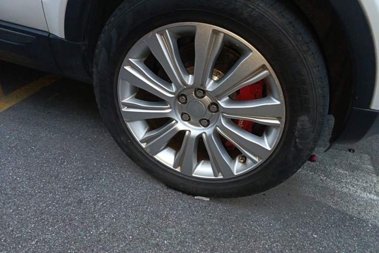 Used Land Rover Range Evoque 2015 2.0T Five-Door Zhiyao Edition Right Front Wheel Hub