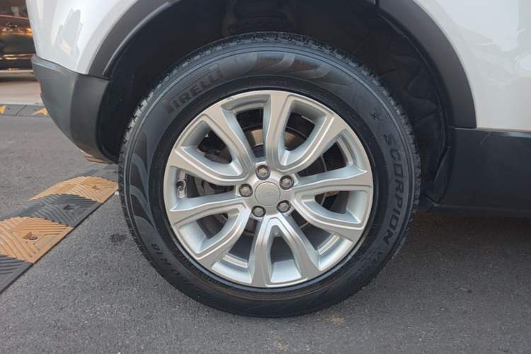 Used Land Rover Range Evoque 2015 2.0T Five-Door Fashion Edition Right Rear Wheel Hub
