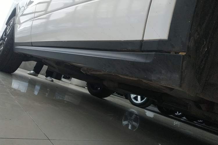 Used Land Rover Range Evoque 2015 2.0T 5-Door Ignite Edition Right Side Sill