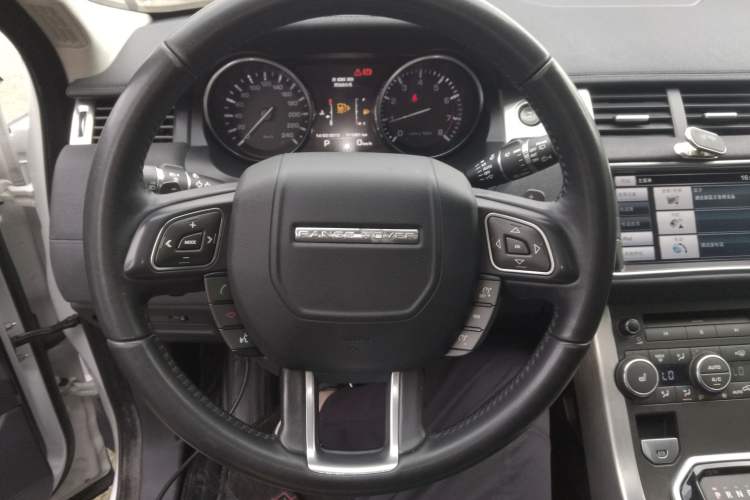 Used Land Rover Range Evoque 2015 2.0T Five-Door Zhiyao Edition Steering Wheel