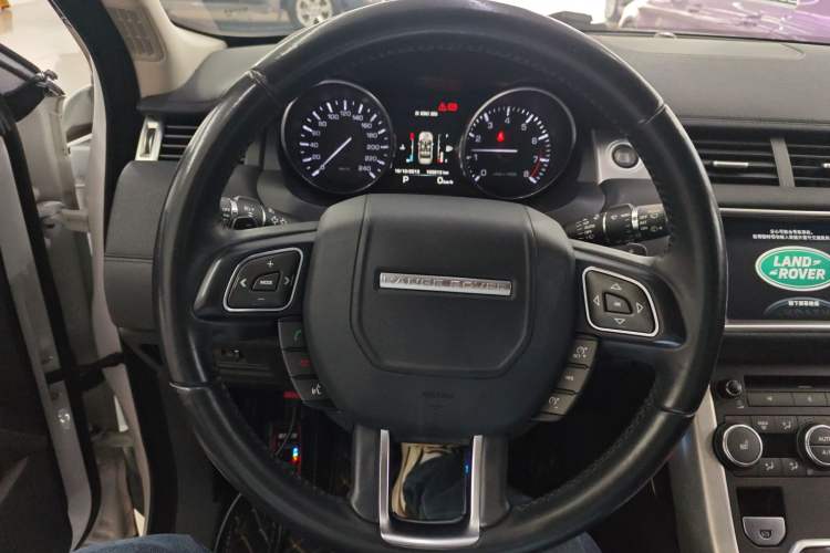 Used Land Rover Range Evoque 2015 2.0T Five-Door Zhiyao Edition Steering Wheel