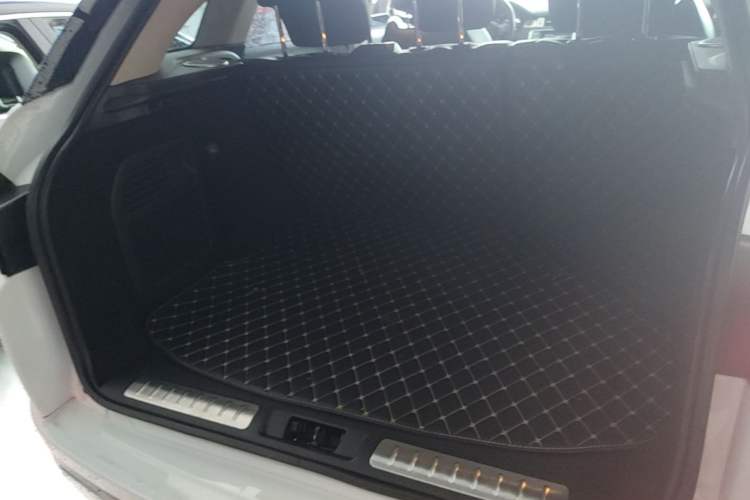 Used Land Rover Range Evoque 2015 2.0T Five-Door Sporty Edition Trunk