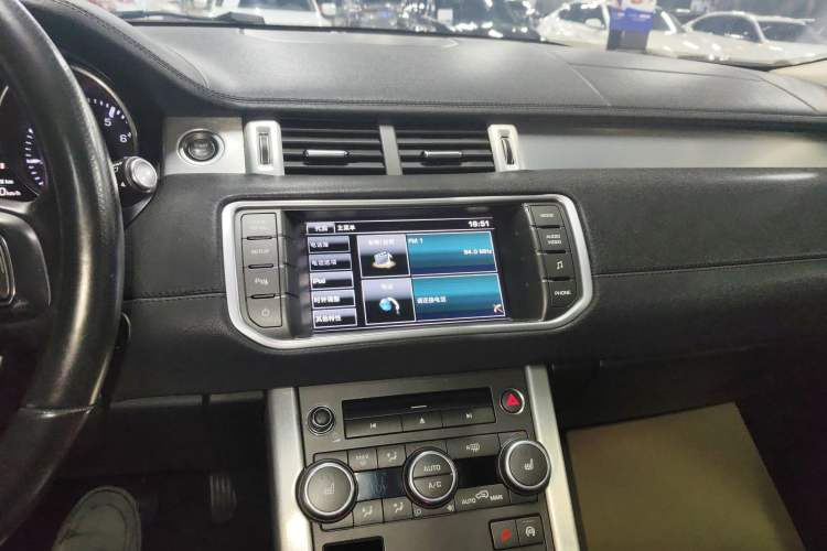 Used Land Rover Range Evoque 2015 2.0T Five-Door Fashion Edition Audio And AC Panel