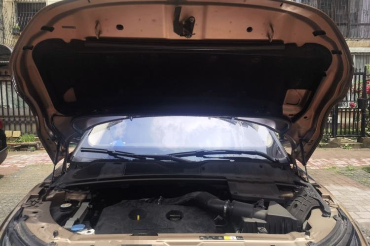 Used Land Rover Range Evoque 2015 2.0T Five-Door Zhiyao Edition Engine Bay