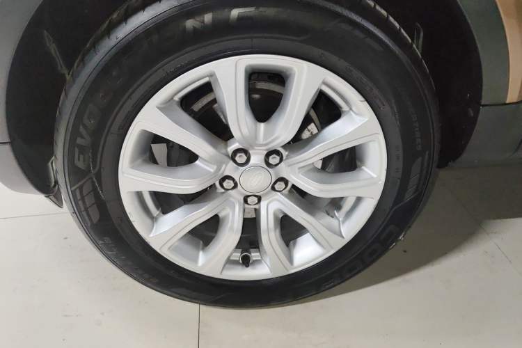 Used Land Rover Range Evoque 2015 2.0T Five-Door Fashion Edition Left Front Wheel Hub