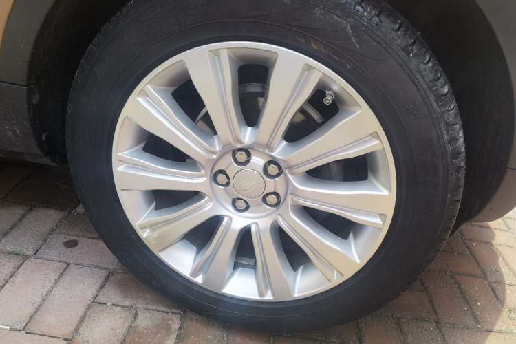 Used Land Rover Range Evoque 2015 2.0T Five-Door Zhiyao Edition Right Front Wheel Hub