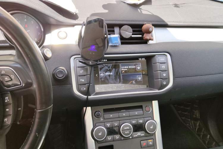 Used Land Rover Range Evoque 2016 2.0T SE Smart Glow Edition Audio And AC Panel