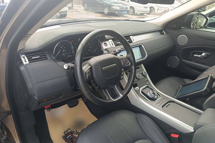 Used Land Rover Range Evoque 2016 2.0T SE Smart Glow Edition Center Console
