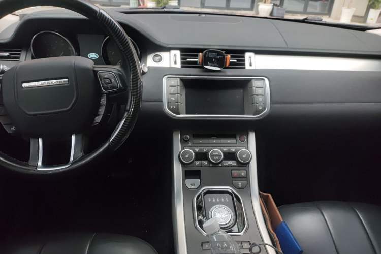 Used Land Rover Range Evoque 2016 2.0T SE Smart Glow Edition Center Console
