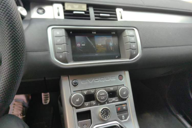 Used Land Rover Range Evoque 2016 2.0T PURE Style Edition Audio And AC Panel
