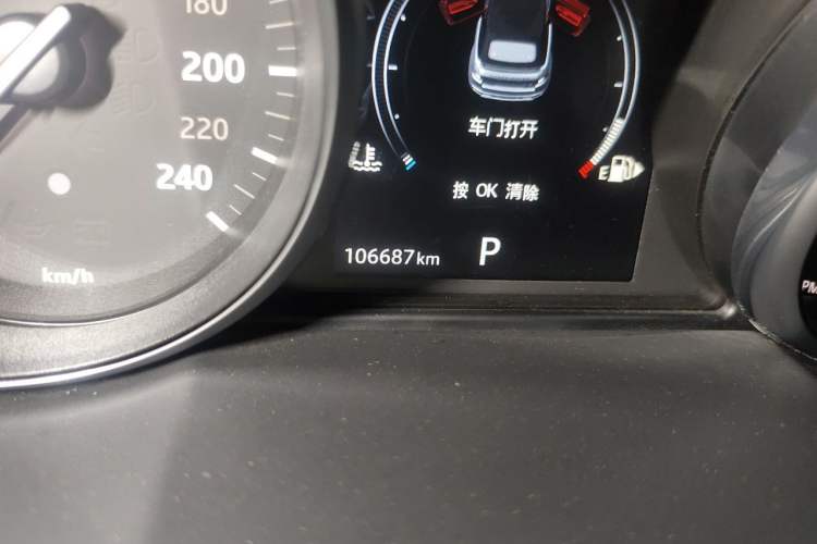 Used Land Rover Range Evoque 2016 2.0T Convertible Odometer Close Up