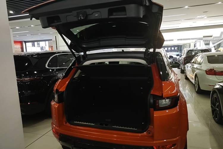 Used Land Rover Range Evoque 2016 2.0T HSE DYNAMIC All-Wheel Drive Edition Trunk