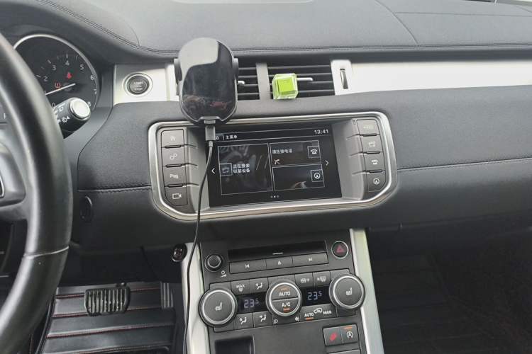 Used Land Rover Range Evoque 2016 2.0T SE Smart Glow Edition Audio And AC Panel