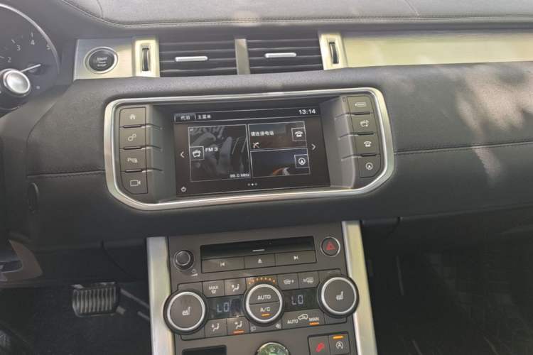Used Land Rover Range Evoque 2016 2.0T SE Smart Glow Edition Audio And AC Panel