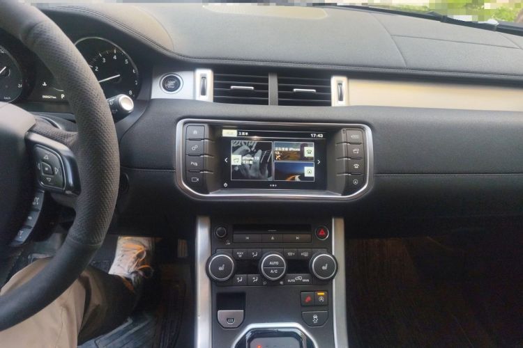 Used Land Rover Range Evoque 2016 2.0T SE Smart Glow Edition Audio And AC Panel