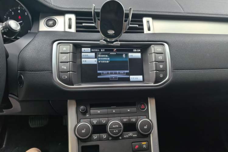 Used Land Rover Range Evoque 2016 2.0T SE Smart Glow Edition Audio And AC Panel