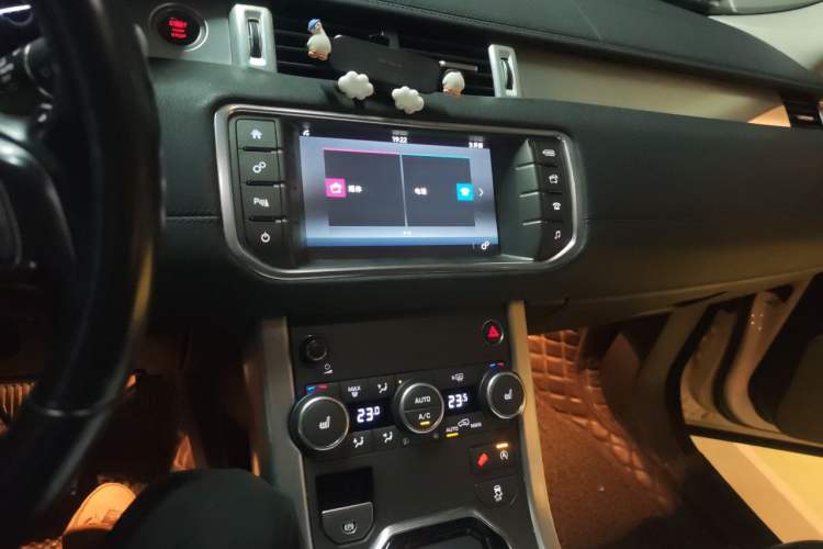 Used Land Rover Range Evoque 2016 2.0T PURE Style Edition Audio And AC Panel