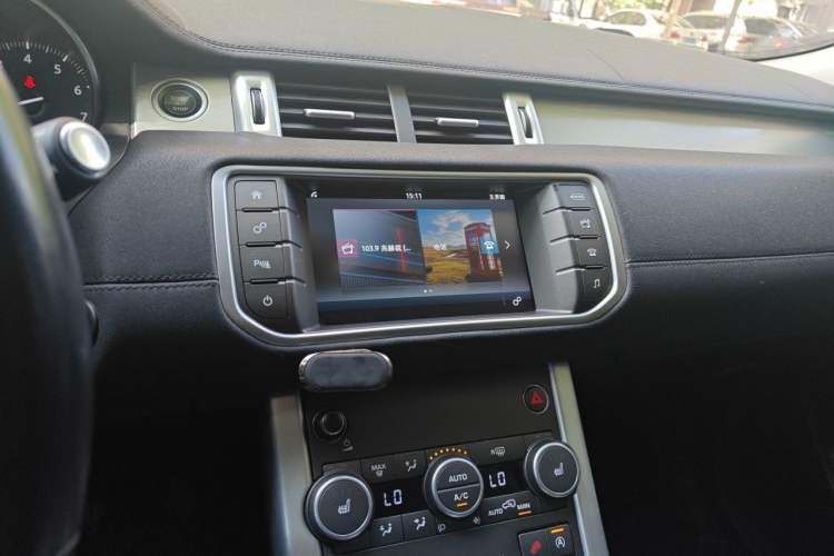 Used Land Rover Range Evoque 2016 2.0T PURE Style Edition Audio And AC Panel