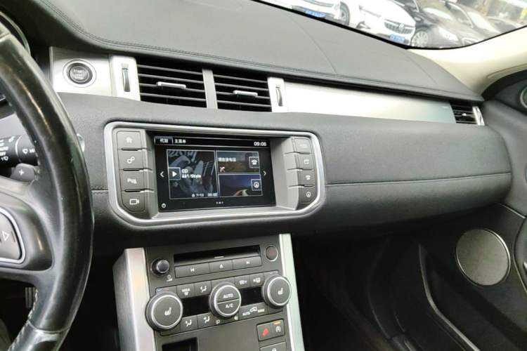 Used Land Rover Range Evoque 2016 2.0T SE Smart Glow Edition Audio And AC Panel