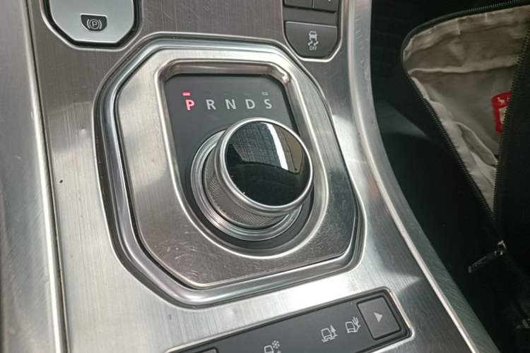 Used Land Rover Range Evoque 2016 2.0T PURE Style Edition Gear Lever