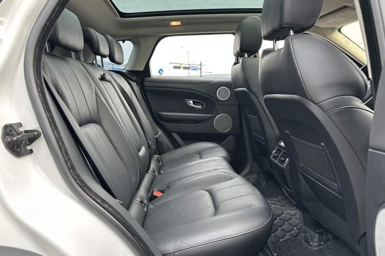 Used Land Rover Range Evoque 2016 2.0T SE Smart Glow Edition Interior 10