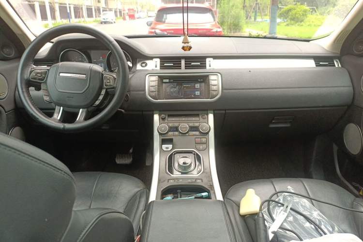 Used Land Rover Range Evoque 2016 2.0T SE Smart Glow Edition Interior 2