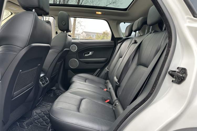 Used Land Rover Range Evoque 2016 2.0T SE Smart Glow Edition Interior 3