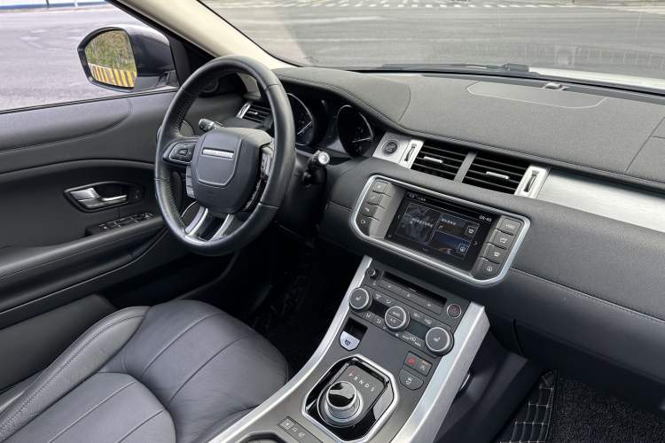 Used Land Rover Range Evoque 2016 2.0T SE Smart Glow Edition Interior 4
