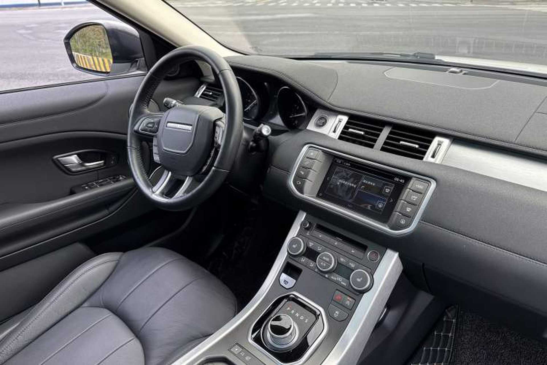 Used Land Rover Range Evoque 2016 2.0T SE Smart Glow Edition Interior 4