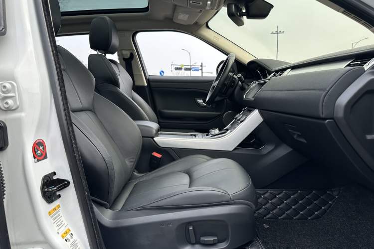 Used Land Rover Range Evoque 2016 2.0T SE Smart Glow Edition Interior 9
