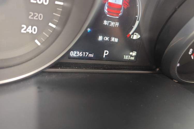 Used Land Rover Range Evoque 2016 2.0T SE Smart Glow Edition Odometer Close Up