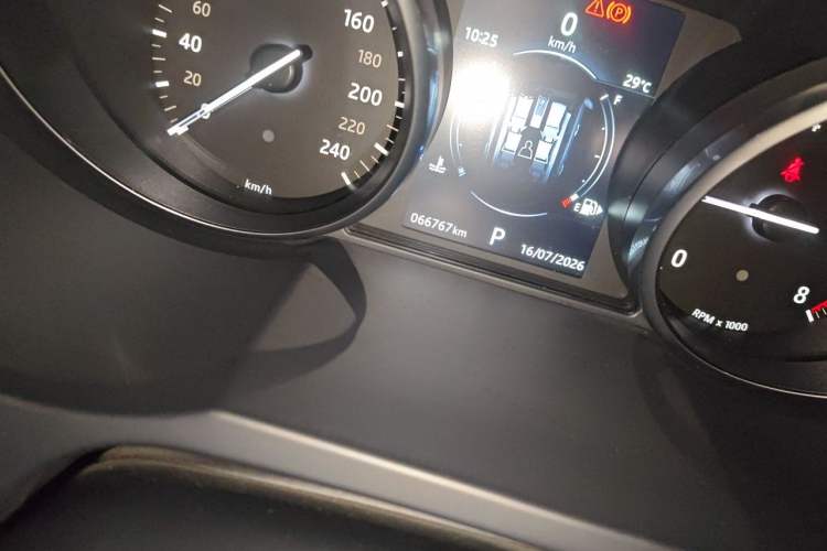 Used Land Rover Range Evoque 2016 2.0T SE PLUS Smart Enjoyment Edition Odometer Close Up