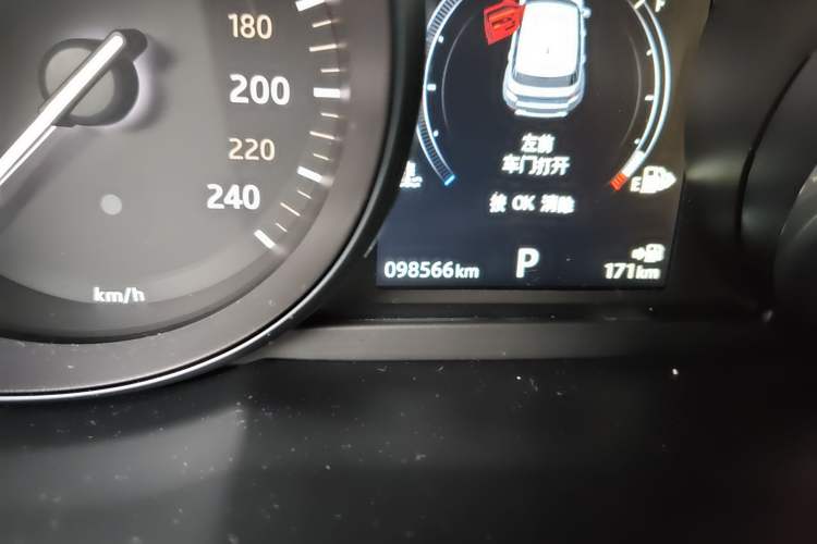 Used Land Rover Range Evoque 2016 2.0T PURE Style Edition Odometer Close Up