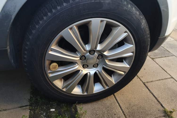 Used Land Rover Range Evoque 2016 2.0T SE Smart Glow Edition Right Front Wheel Hub