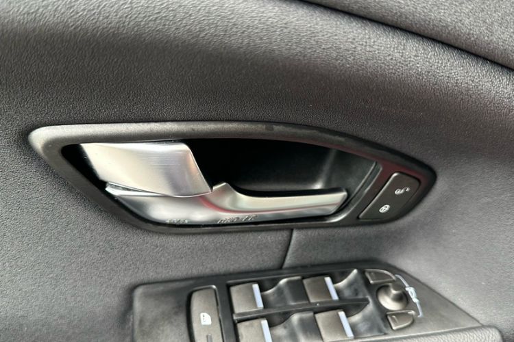 Used Land Rover Range Evoque 2017 2.0T PURE Style Edition Interior 9